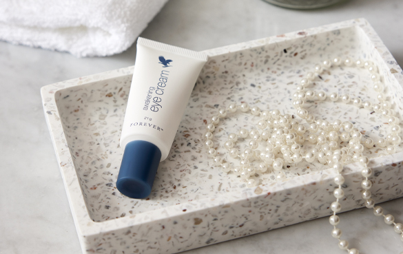 Awakening eye cream från Forever Living Products. Ger en känsla av utjämning och uppstramning.