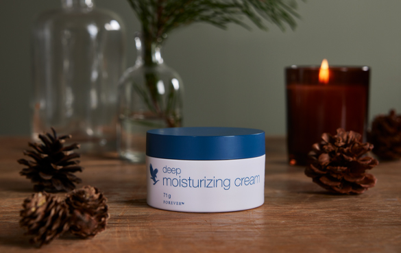 Återfuktning för vinterns hudvård – deep moisturizing cream med macadamianöts- och solrosfröolja, tallbarksextrakt och vår egen Aloe vera. 