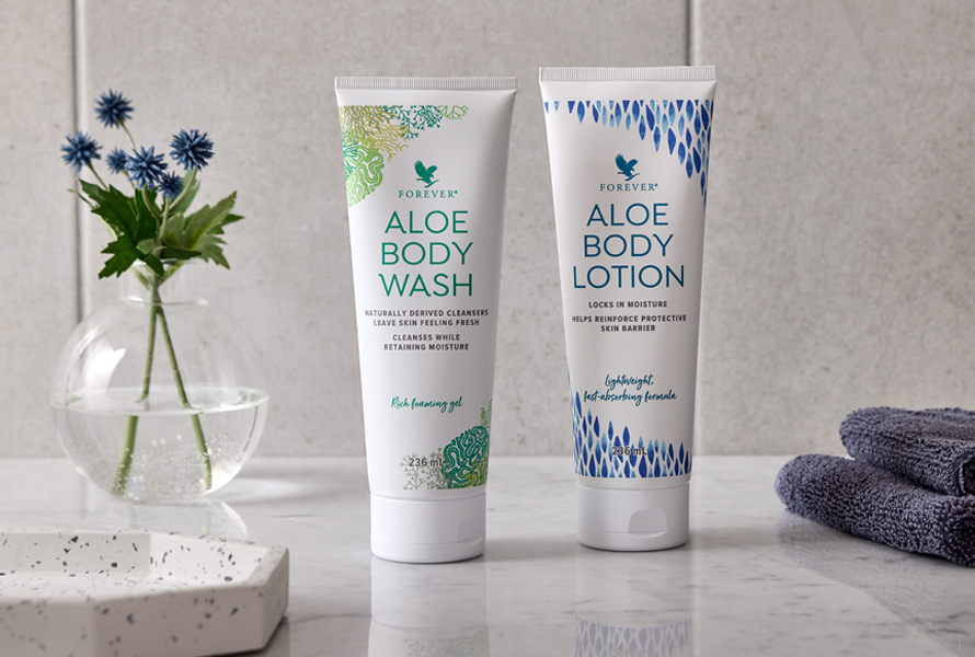 Aloe Body Wash rengör hela kroppen utan att torka ut, och Aloe Body Lotion låser in fukten samtidigt som den skyddar och stärker. 