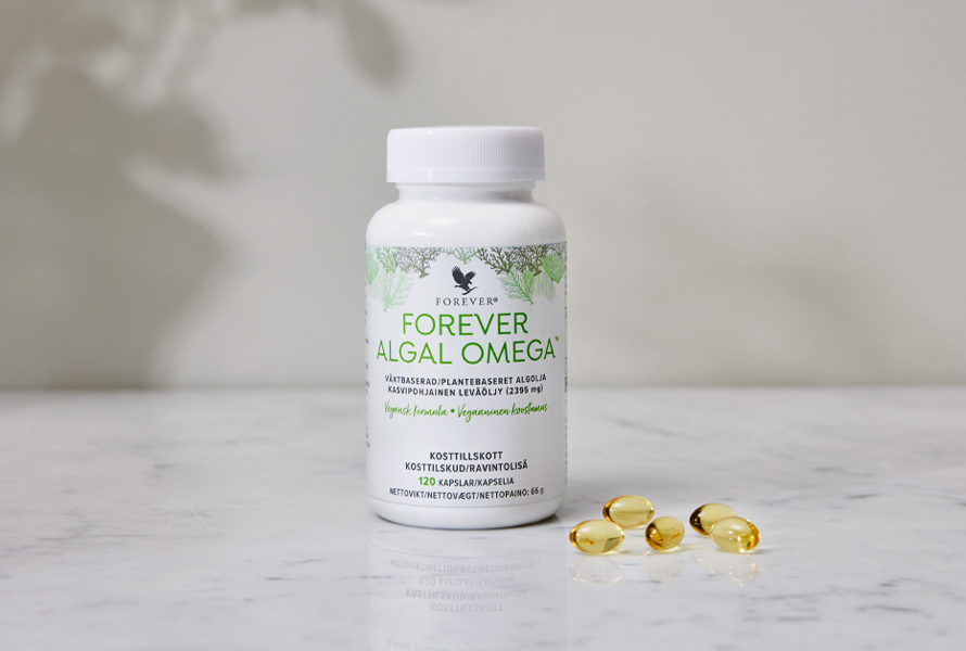 Forever Algal Omega fra Forever Living Products. Et vegansk kosttilskudd med omega-3 fra algeolje. Omega-3 direkte fra kilden – mikroalger.